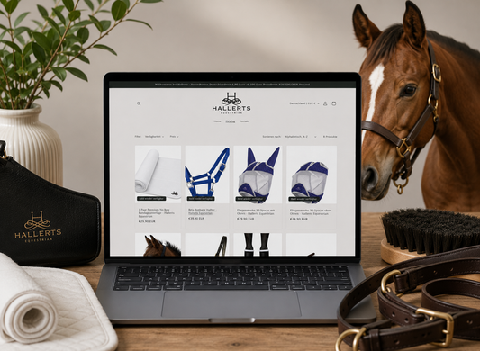 Hallerts Equestrian Onlineshop mit Premium Pferdezubehör auf Laptopbildschirm, Hallerts Beta Biothane Halfter und Pferd mit Lederhalfter in moderner Stallatmosphäre.